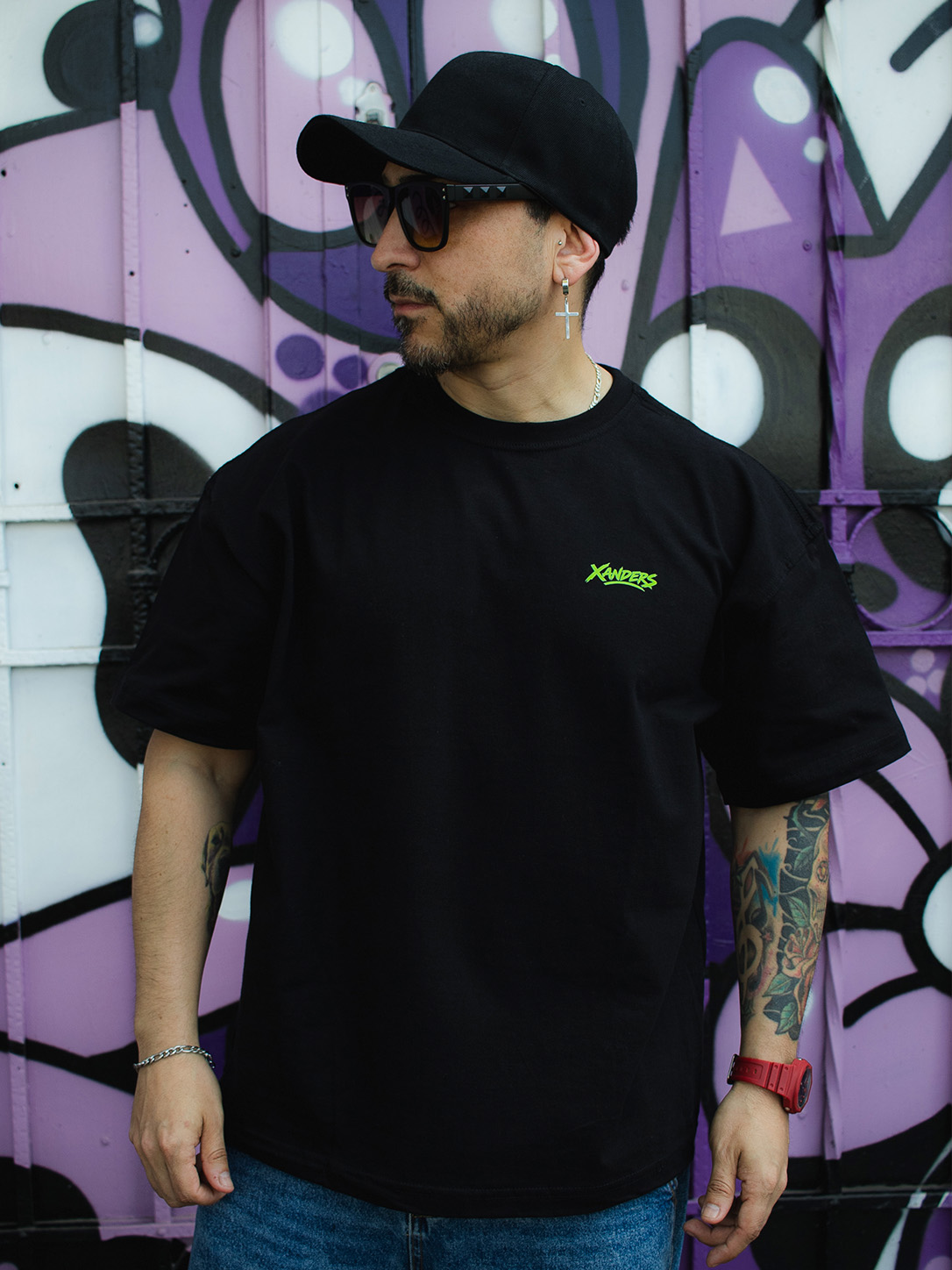 OVER MAKE 1 Polera Oversize Estampada - Negra - Imagen 1